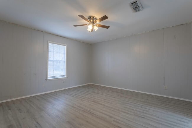 Building Photo - 497 Joyce St