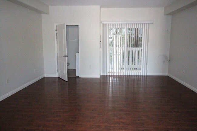 Building Photo - Very large 2 + 2 1/2 townhouse in Northridge