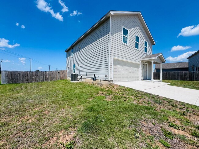 Primary Photo - 4bd 2.5 ba in New Braunfels