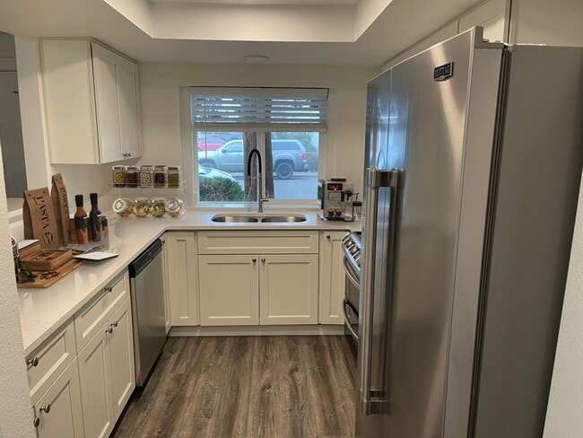 Building Photo - 4292 Meadowbrook Ct NE