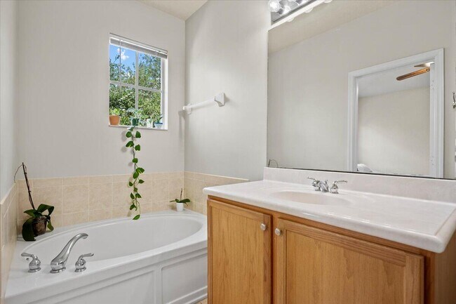 Building Photo - 335 E Thatch Palm Cir