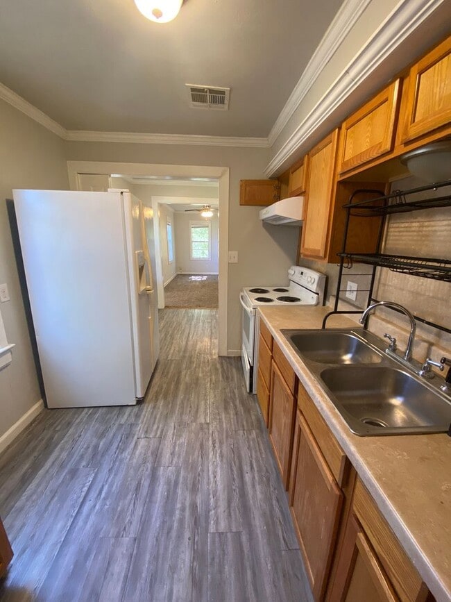 Building Photo - Cute 3 Bed 1 Bath Near Tinker AFB