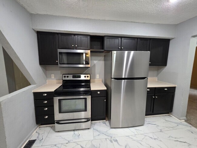 Building Photo - 3 Bedroom Home Near Zoo & Parks!