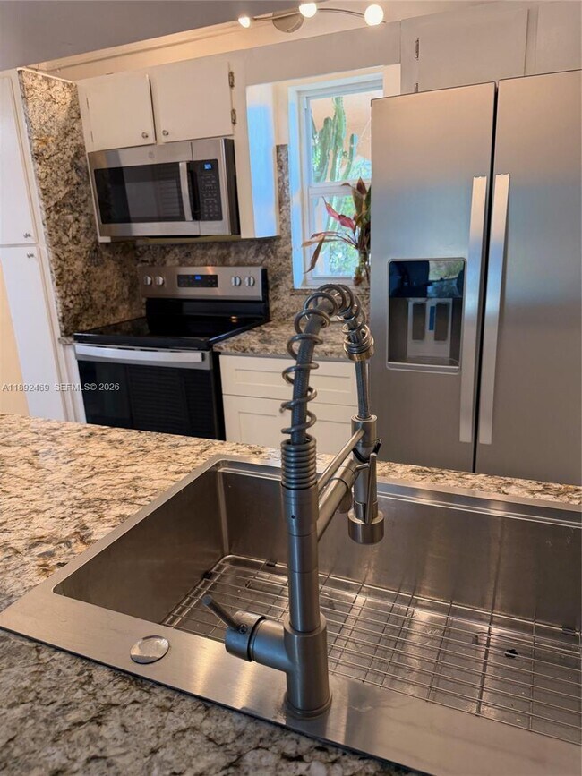 Building Photo - 10181 Twin Lakes Dr