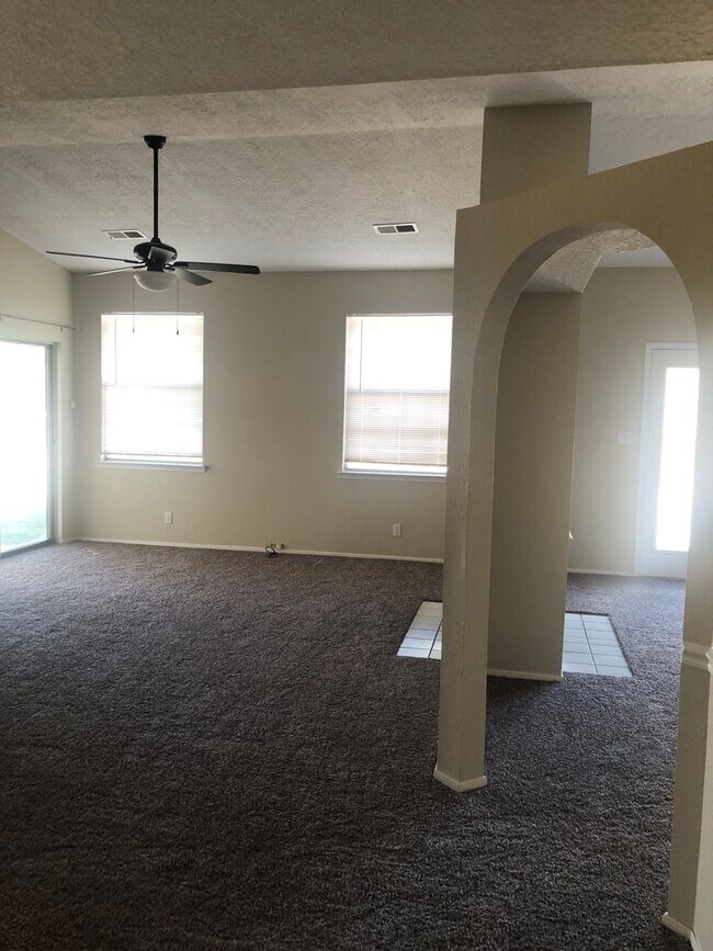 Building Photo - 2621 Sandia Loop NE