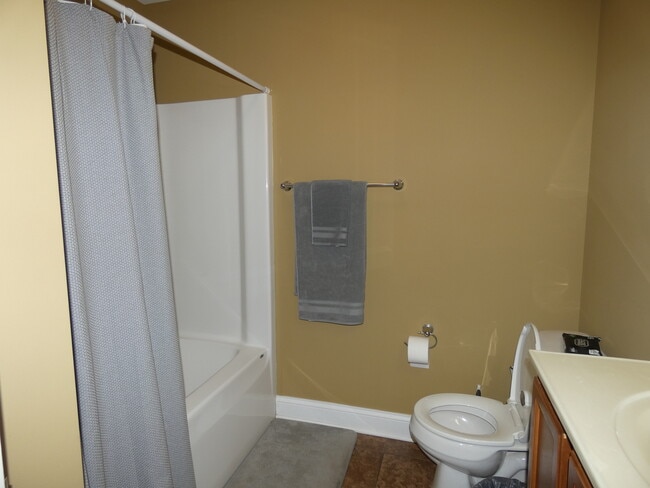 Building Photo - 627 N Edgemere Dr