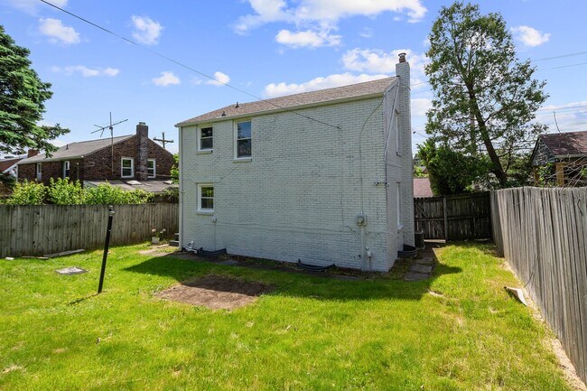 Building Photo - Charming 2 bedroom home in Versailles available August 1!