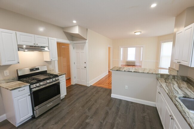 Building Photo - 32 Robinson St