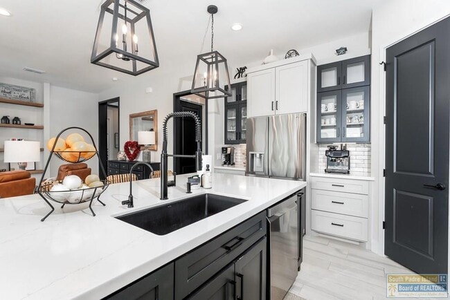 Building Photo - 100 Torrey Pines Dr