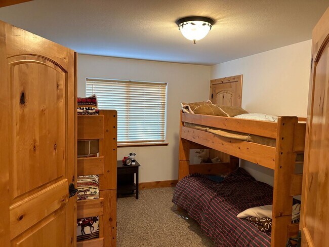 Building Photo - Large furnished mountain home