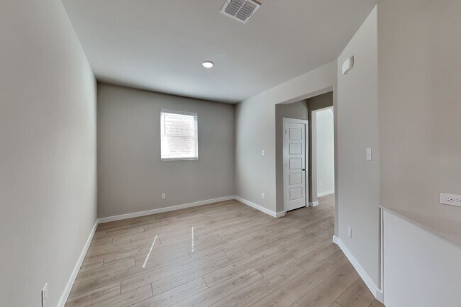 Building Photo - 510 Green Grass Dr