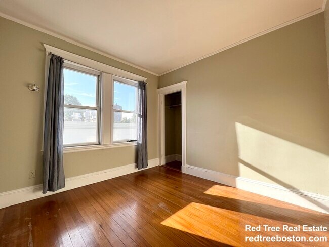 Building Photo - 10 Perkins St