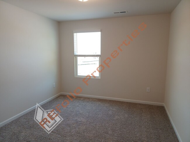 Building Photo - Bright and Airy! 5 Bedrooms 3 Bathrooms Ho...