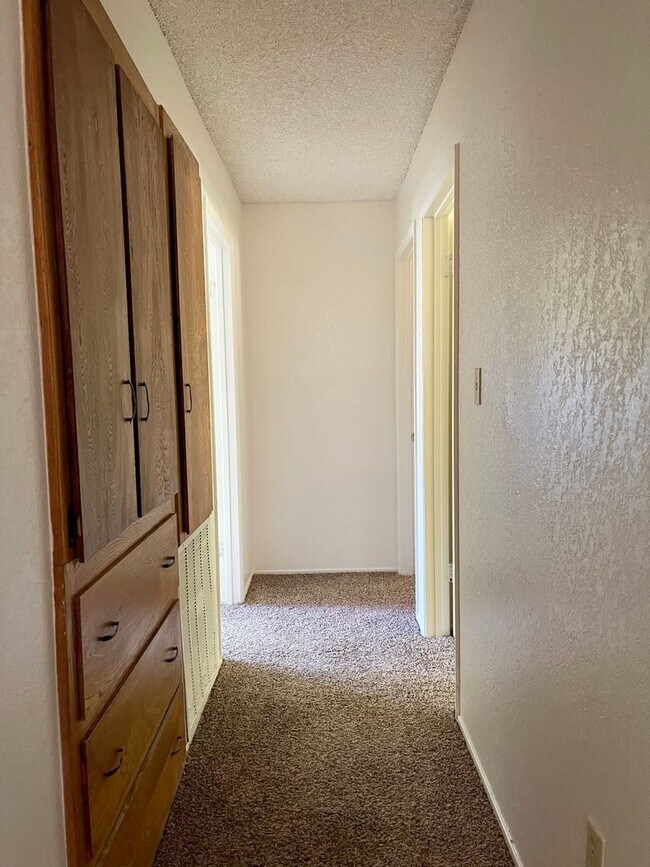 Building Photo - 4 bedroom home in convenient location on Alta Mesa Dr.