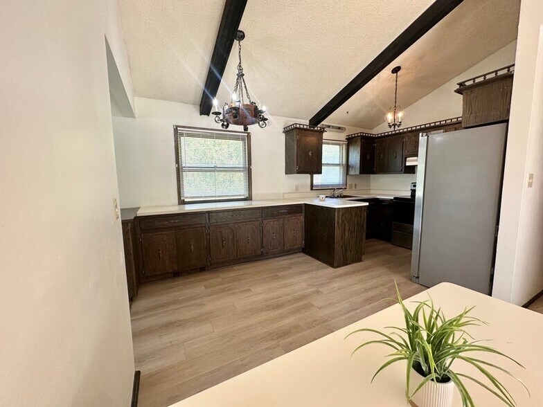 Building Photo - 2330 S Brookside Pky