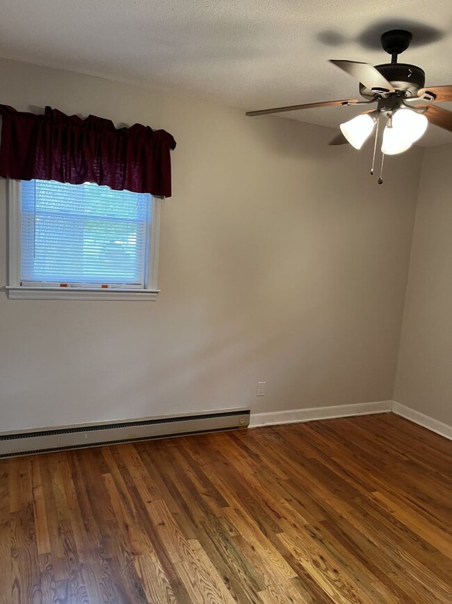 Building Photo - 3 Bedroom 1,5 Bathroom Chester SC  No Wate...