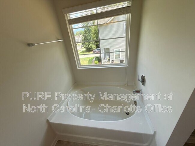 Building Photo - 613 Oak Forest Lane