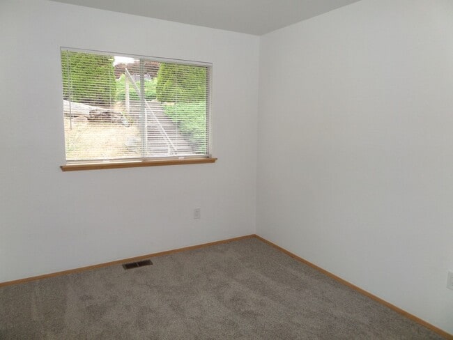 Building Photo - Great 3-Bedroom Duplex in North Tacoma - T...