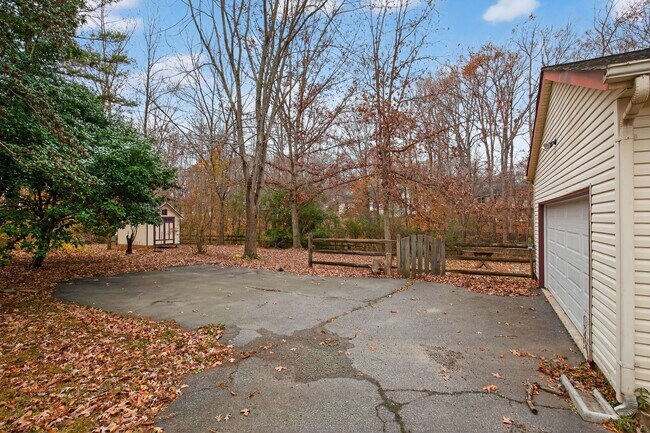 Building Photo - Country Charmer 3Bd/2.5Bth colonial home w/ 2 car garage on 1 acre! $1000 first month credit!