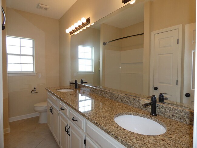 Building Photo - Spacious 4-Bedroom Pool Home