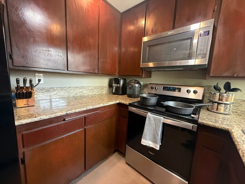 Building Photo - 6927 Amherst St