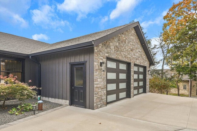 Building Photo - 201 Shady Ozark Ln