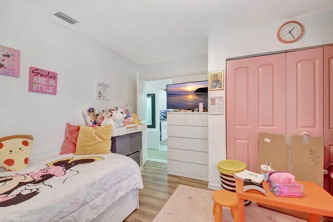Building Photo - 5151 W Club Cir