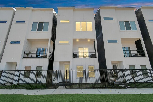 Building Photo - 531 Schweikhardt St