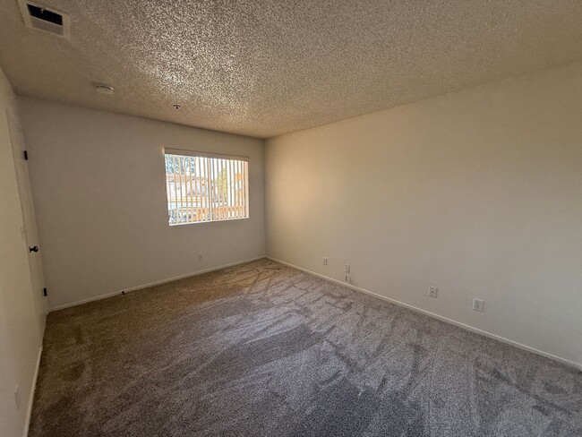 Building Photo - Centrally Located Las Palmas Upstairs Cond...