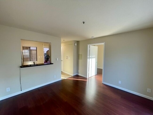 Building Photo - Updated 1BR in Fantastic Mission Location!!