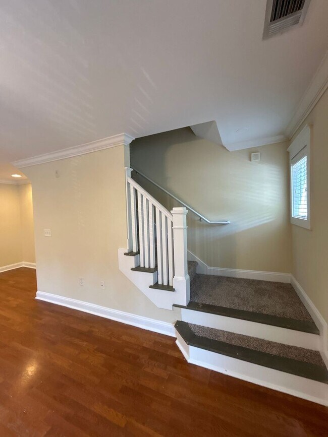 Building Photo - Spacious 3-Bedroom Townhome for Rent – $720 per Bedroom!