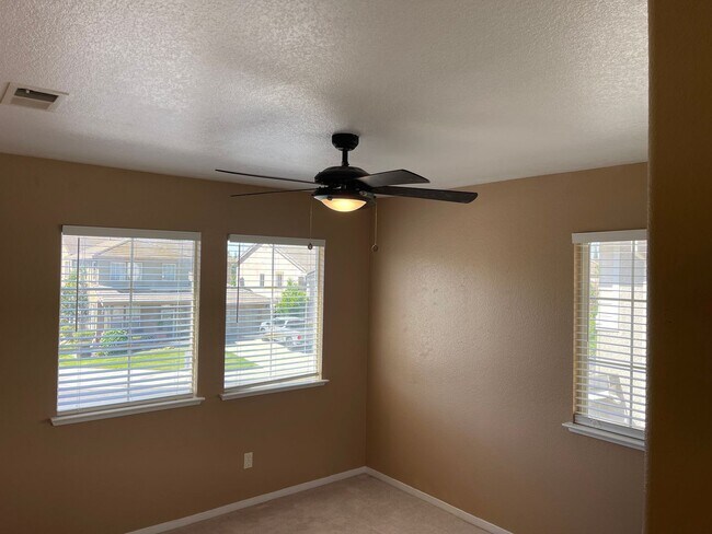 Building Photo - Fresh and Modern 4-Bedroom Home
