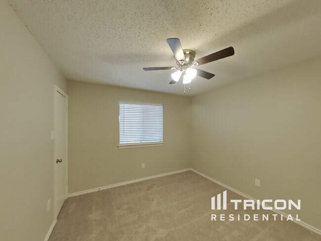 Building Photo - 2312 Vineyard Dr