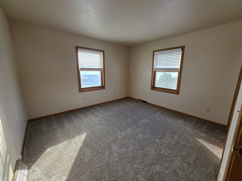 Bedroom 2 - 303 Thomas Dr