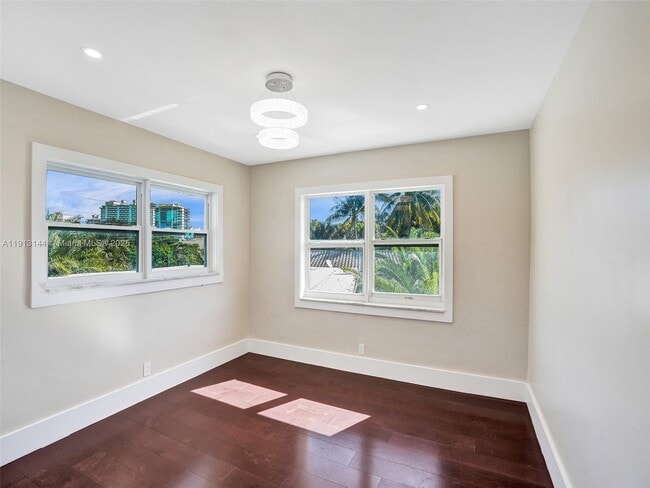 Building Photo - 2421 NE 7th Pl