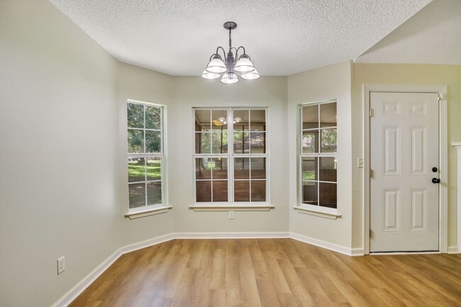 Building Photo - Spacious 3 Bedroom home
