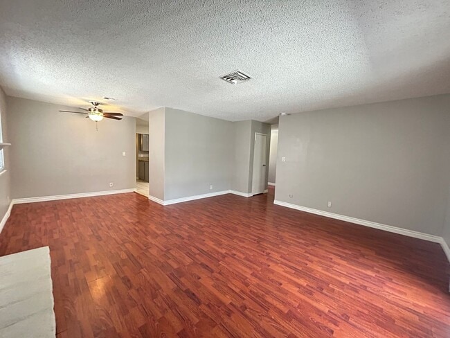 Building Photo - Single Story Home 5-Beds 2-Bath No HOA!