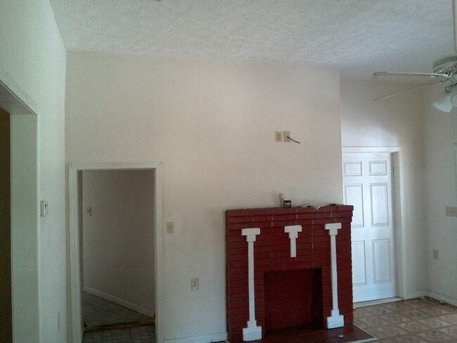 Building Photo - **UPCOMING**4 bedroom / 2 bathroom Home fo...