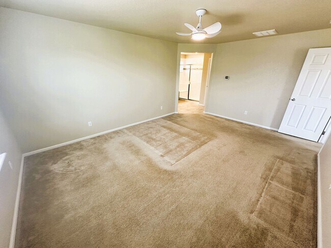 Building Photo - Beautiful 3 Bedroom Home (Available Immedi...