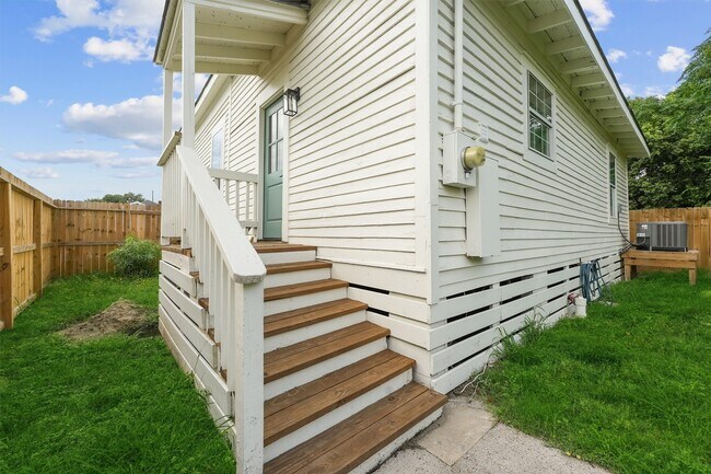 Building Photo - 4027 Ursuline St