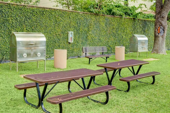 Building Photo - 5110 San Felipe St