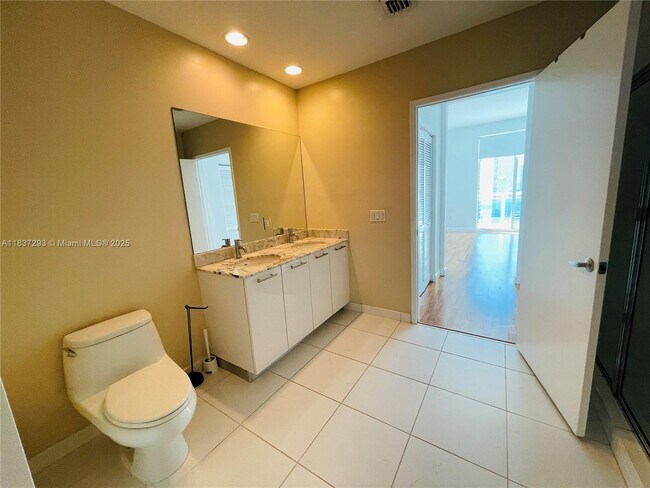 Building Photo - 950 Brickell Bay Dr