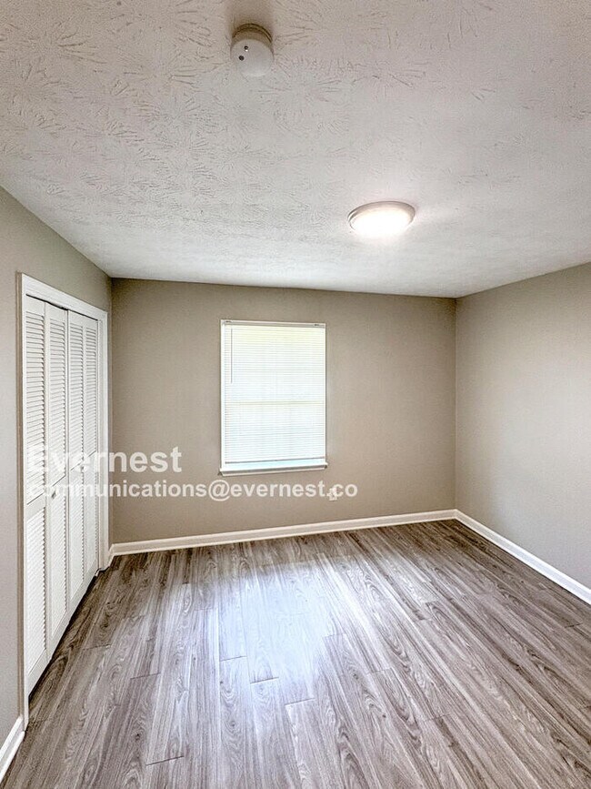 Building Photo - 549 Greenview Ave SE