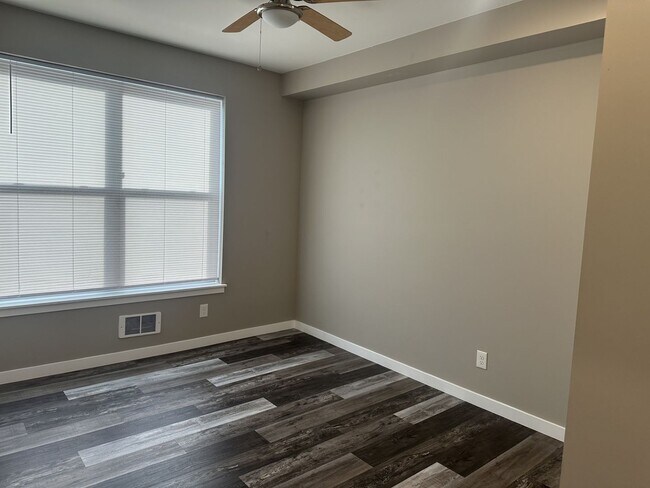 Building Photo - One Month of FREE RENT! 4 Bedroom Apartment, PRICE REDUCED!