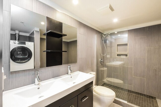 Building Photo - Top Level One Bedroom Condo in Rhino