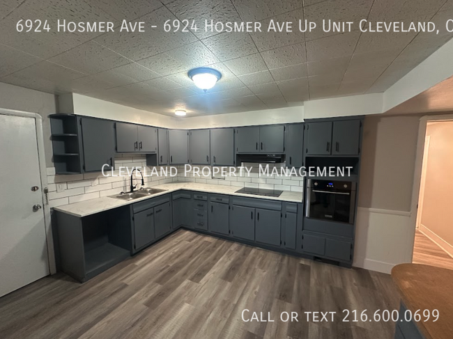 Building Photo - Newly Renovated Cleveland Duplex