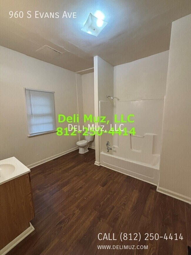 Building Photo - 960 S Evans Ave