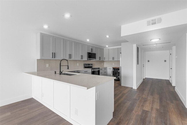 Building Photo - 2800 N Palm Aire Dr