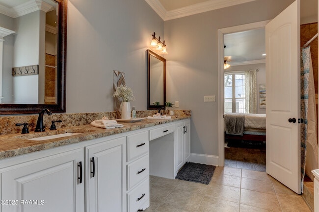 Building Photo - 505 N Montauban Dr