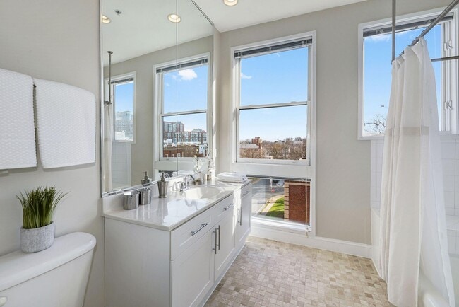 Building Photo - 1662 N Quinn St